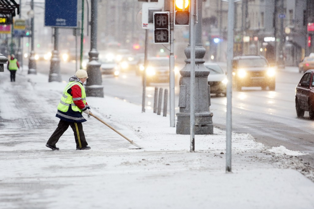 Накануне нового снегопада на улицы Москвы вышло 18 тысяч единиц спецтехники
