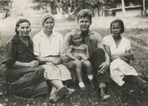 Красный Бор (Смоленская область). Поэт (слева-направо) с тещей Ириной Евдокимовной Гореловой, женой Марией Илларионовной, пятилетней дочкой Валей и своей сестрой Марией Трифоновной. Фото сделано в 1936 году.