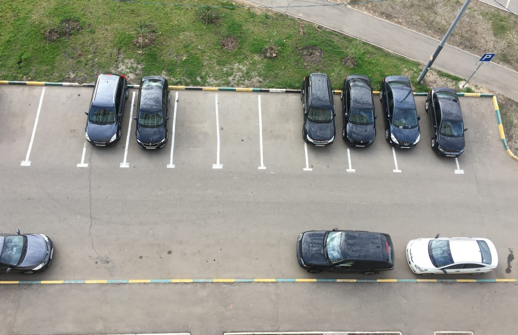 Светит упругой попкой на парковке - эксгибиционизм фото