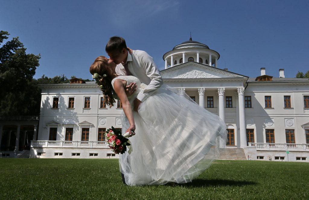 В День города в столице России пройдут не менее 60 выездных свадеб