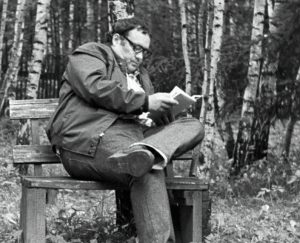 Эльдар Рязанов в поселке Советский писатель. Режиссер на своей первой даче на Средней аллее, в конце 1960-х годов. Фото из личного архива 