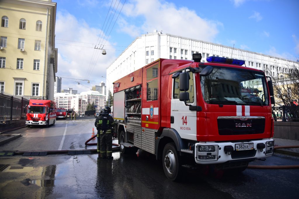 Крупный пожар на столичном рынке «Бухта» ликвидирован