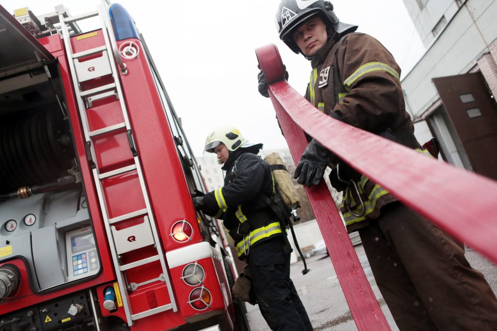 Пожарные Новой Москвы потушили горящие склады