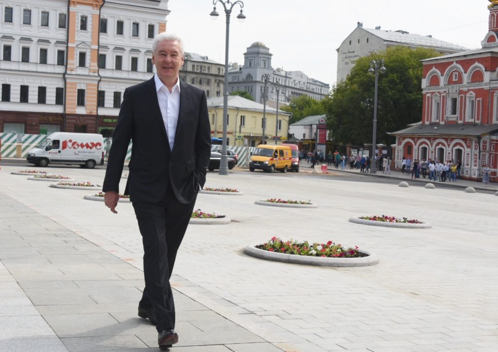 Собянин осмотрел итоги благоустройства Славянской площади