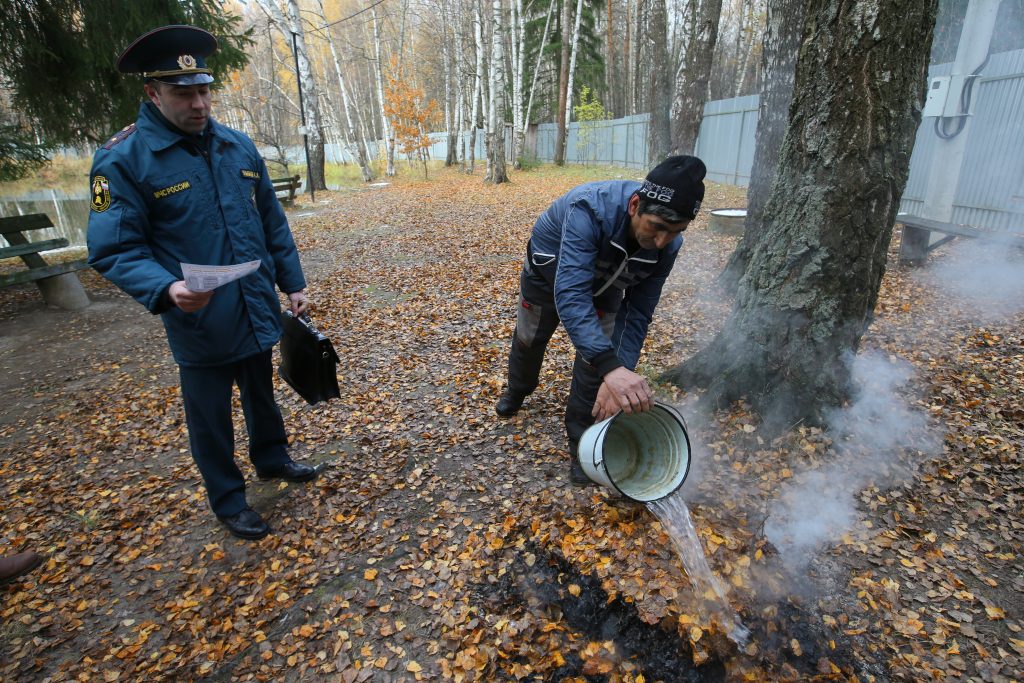 Жечь сухую листву запрещено. Поджег — заливай. Фото: Владимир Смоляков