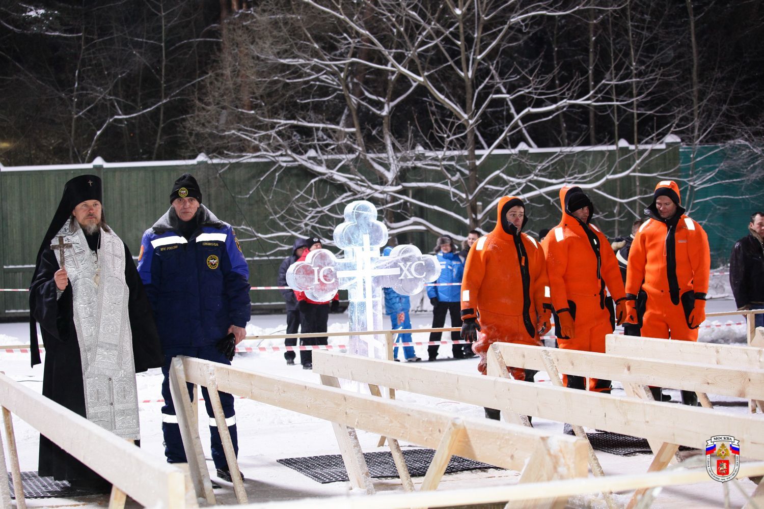 Московские спасатели провели тренировку в канун крещенских купаний
