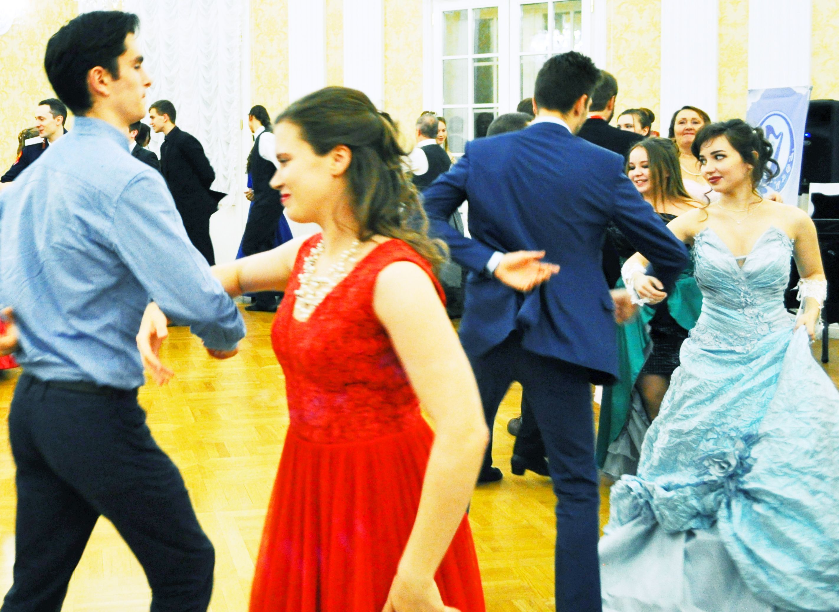 Добро пожаловать на бал: танцевальный вечер организовали в усадьбе Вороново