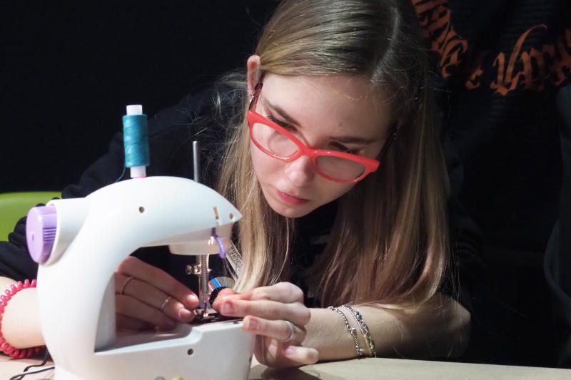 Воспитанницы детского интерната в Филимонковском создали сумки из денима