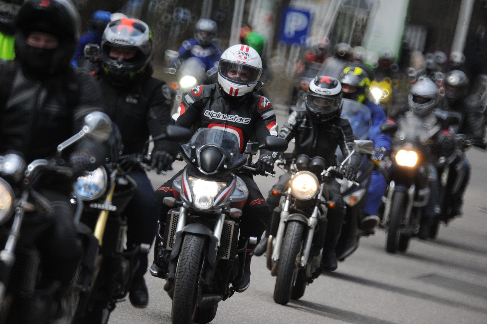 Мотоциклистов попросили не выезжать на дороги. Фото: Александр Кожохин