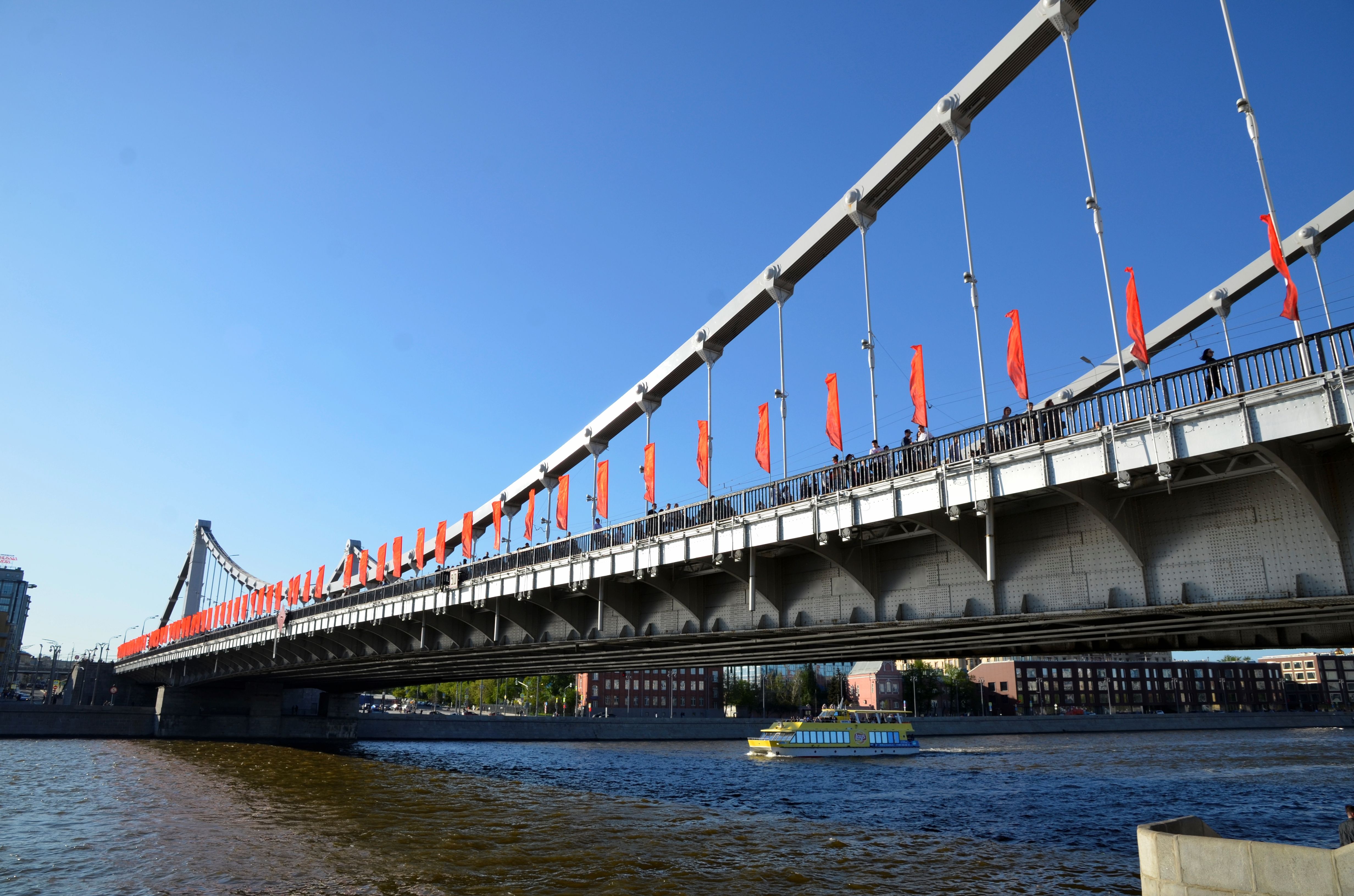 Набережные Москвы украсят флагами по случаю 75-летия Победы