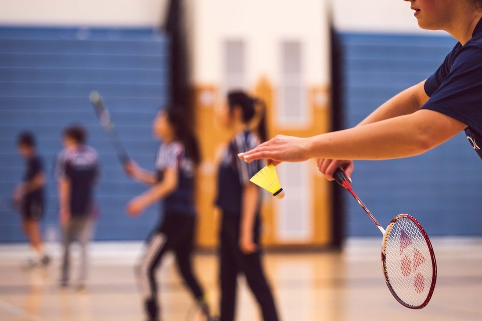 Жители снова смогут посещать занятия по теннису, бадминтону, самбо и футбол. Фото: pixabay