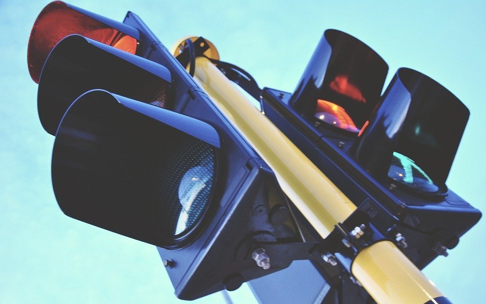 Вдоль трассы установят наружное освещение и светофоры. Фото: pixabay