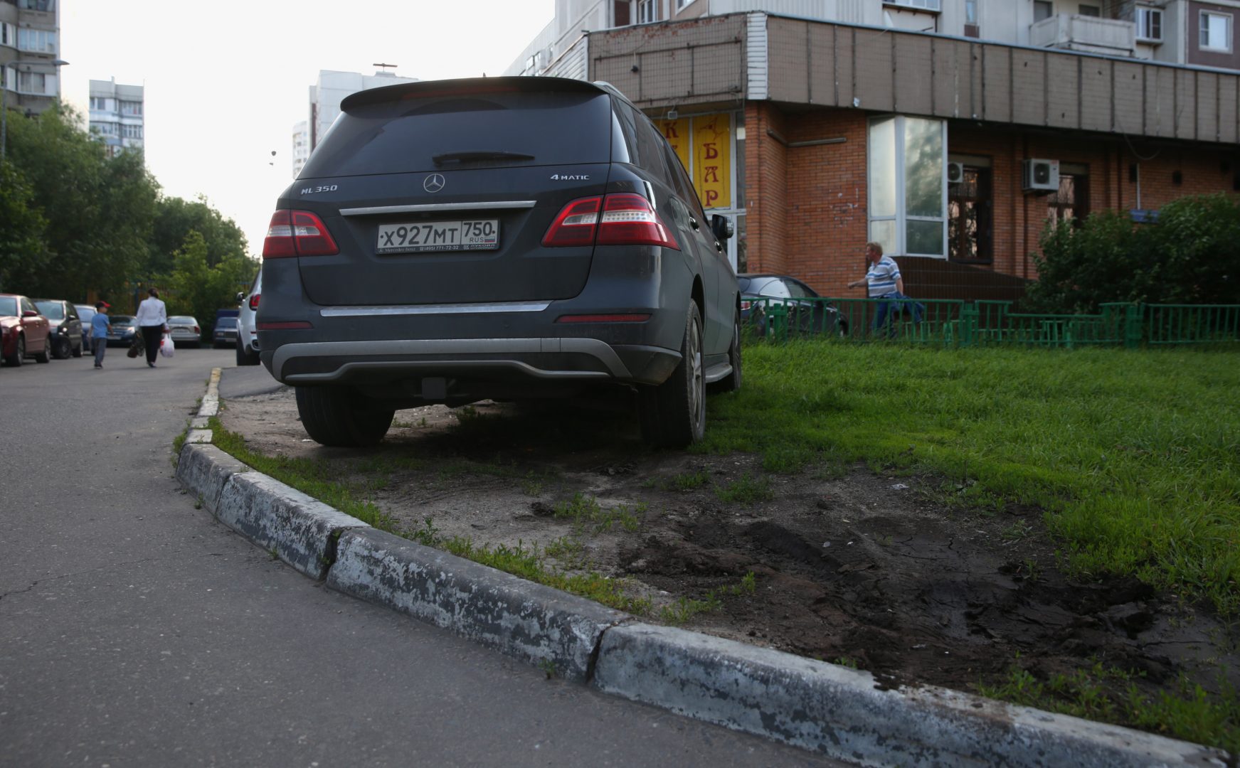 Парковаться — грубейшее нарушение правил дорожного движения. Фото: Михаил Почуев/ТАСС