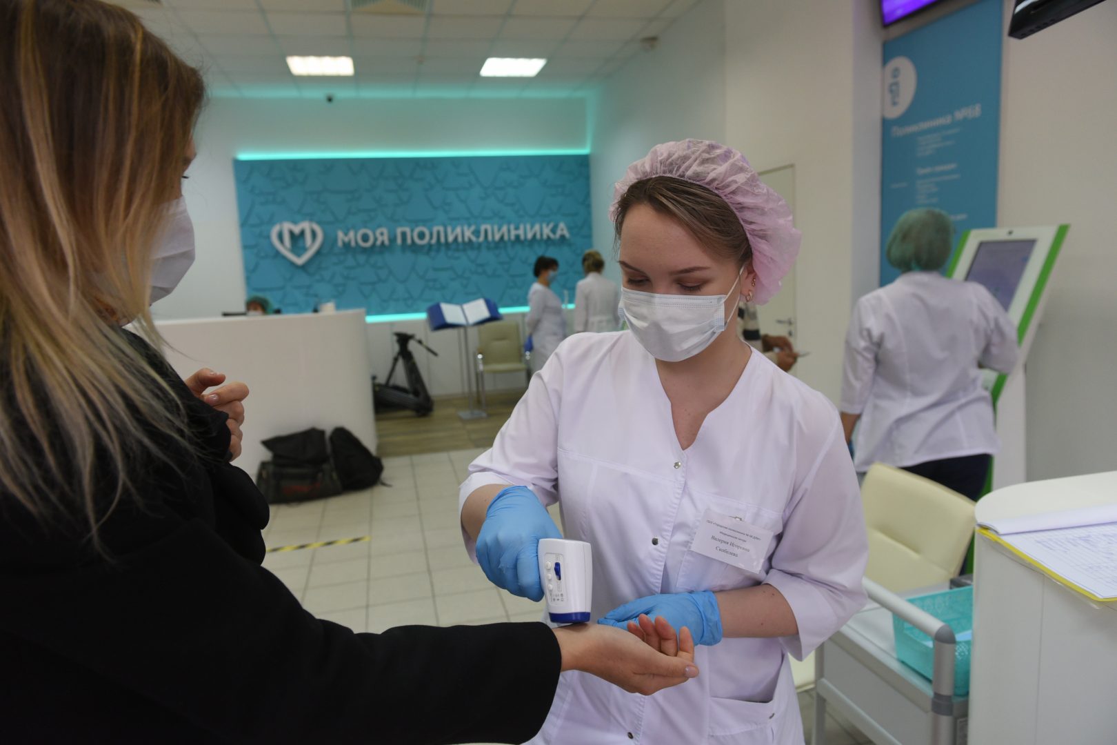 20 ноября 2020 года. Медсестра поликлиники № 68 Валерия Скобелева измеряет температуру на входе. Фото: Владимир Новиков
