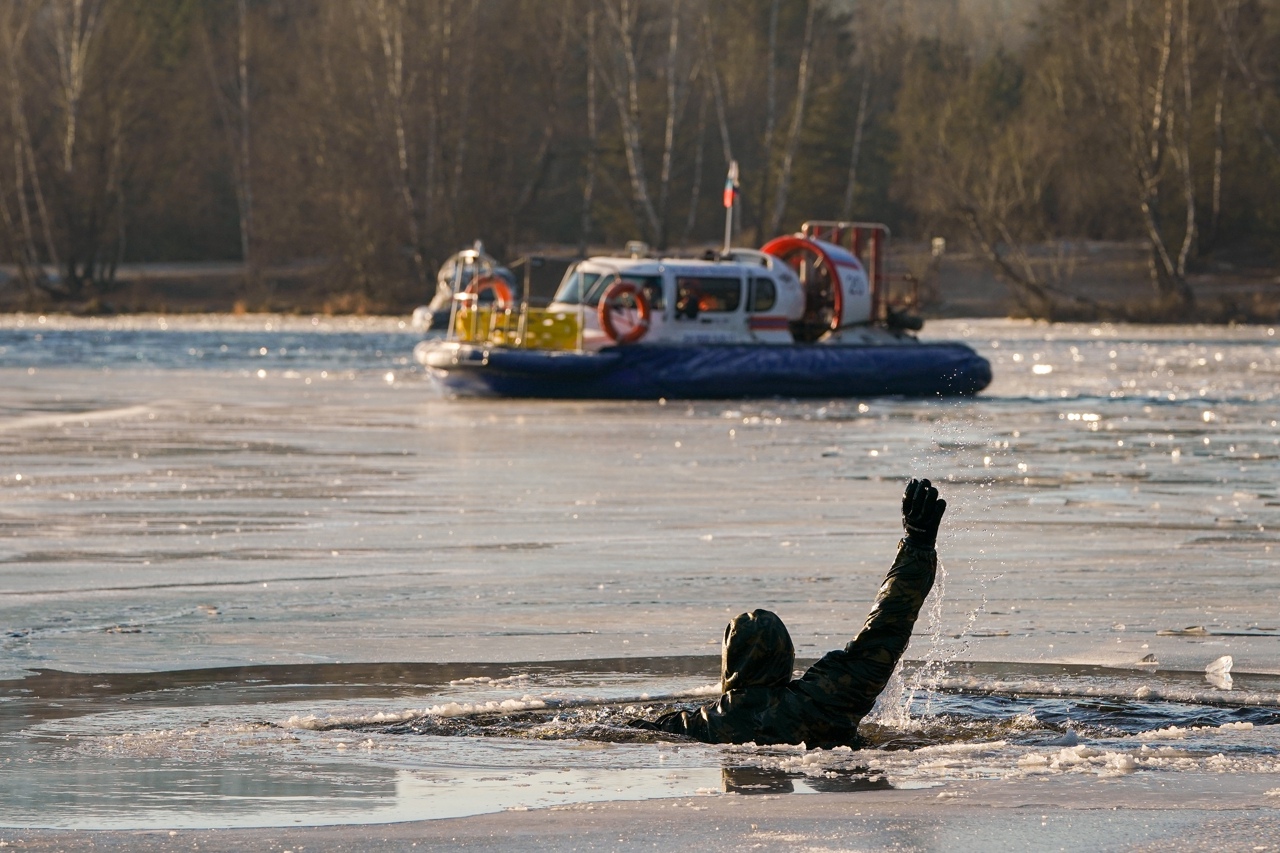 Спасатели напоминают: выходить на неокрепший лед опасно