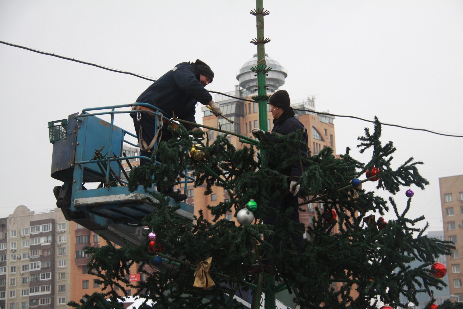 Демонтаж новогодних украшений провели в Десеновском. Фото: Павел Волков, «Вечерняя Москва»