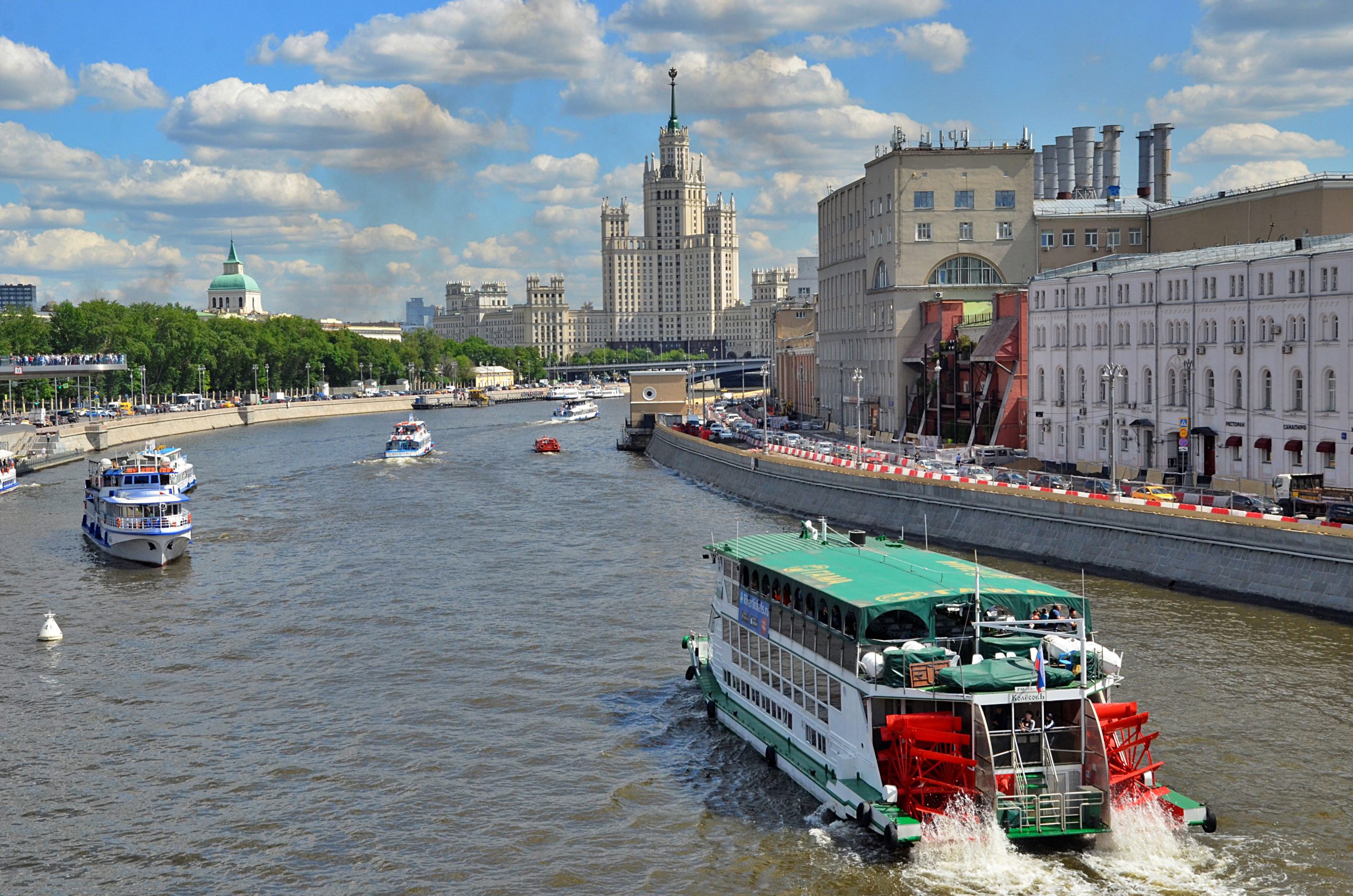 Переменная облачность и местами грозовые дожди ожидаются в Москве сегодня