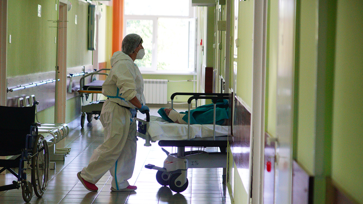За минувшие 24 часа в России зафиксировали 23 032 случая заражения коронавирусной инфекции. Фото: Артем Соболев, «Вечерняя Москва»
