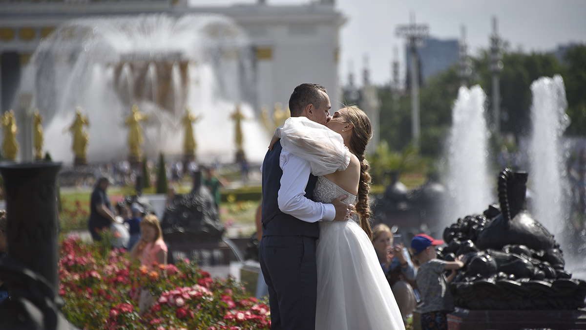 Около 3500 пар поженились с начала года на необычных площадках Москвы