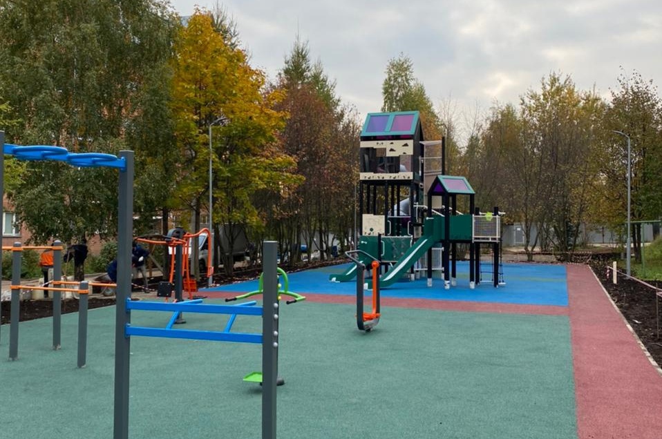 Благоустройство детской площадки завершается в Рязановском