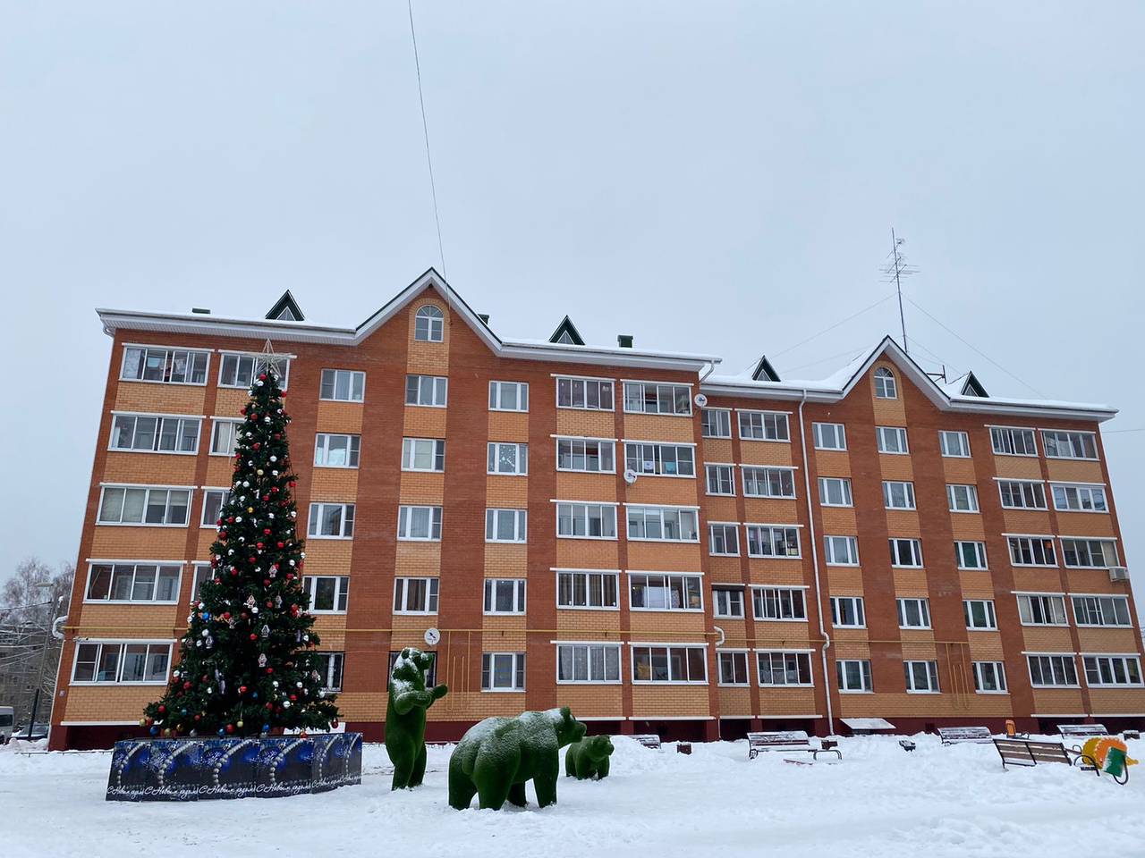 Вторую новогоднюю ель установили в Кленовском