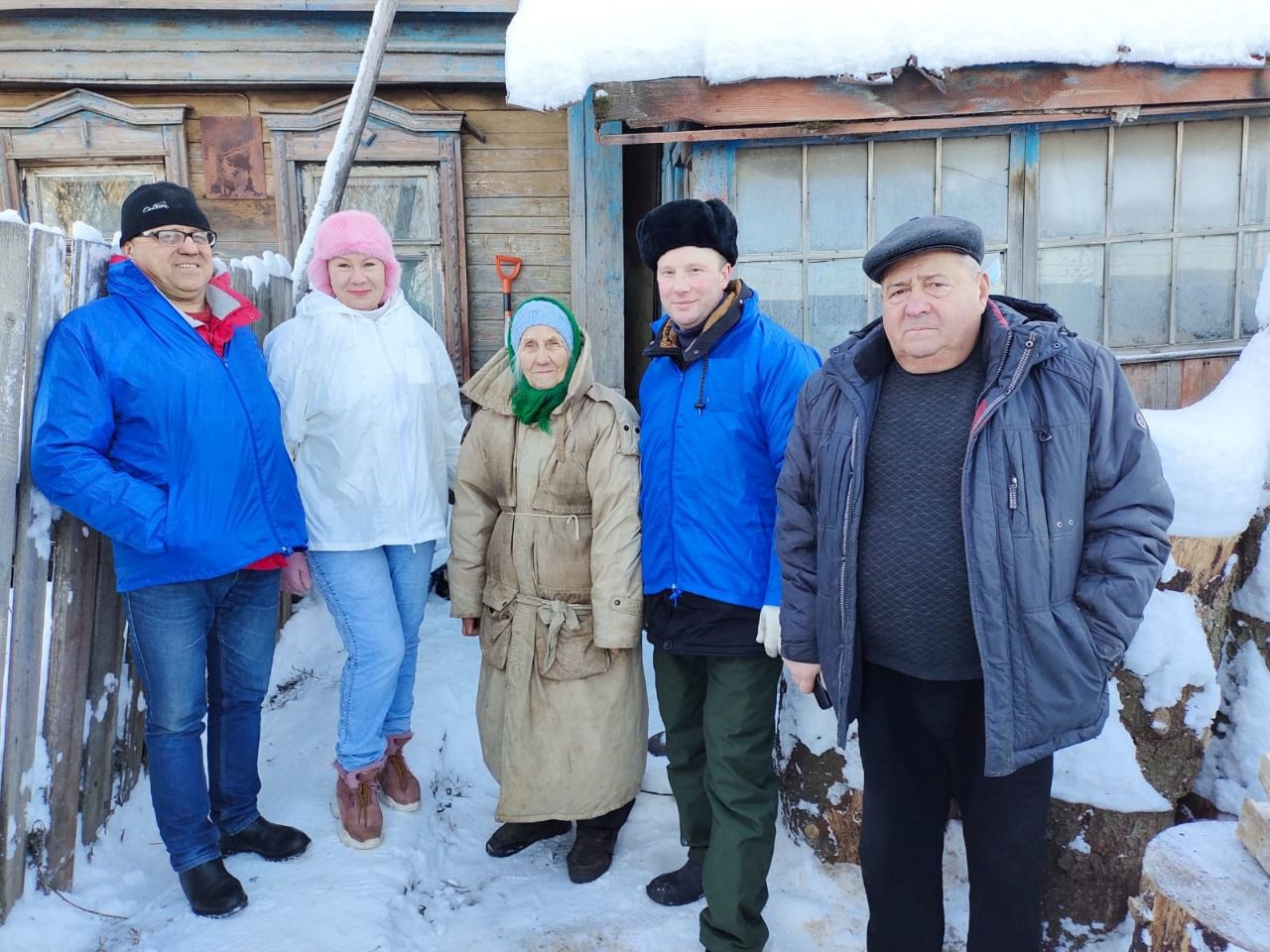 Акцию «Рядом живет пожилой человек» провели депутаты Совета депутатов Десеновского