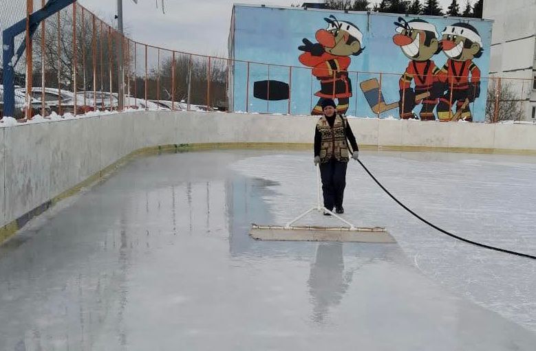 Ледовые катки в Десеновском подготовили к эксплуатации