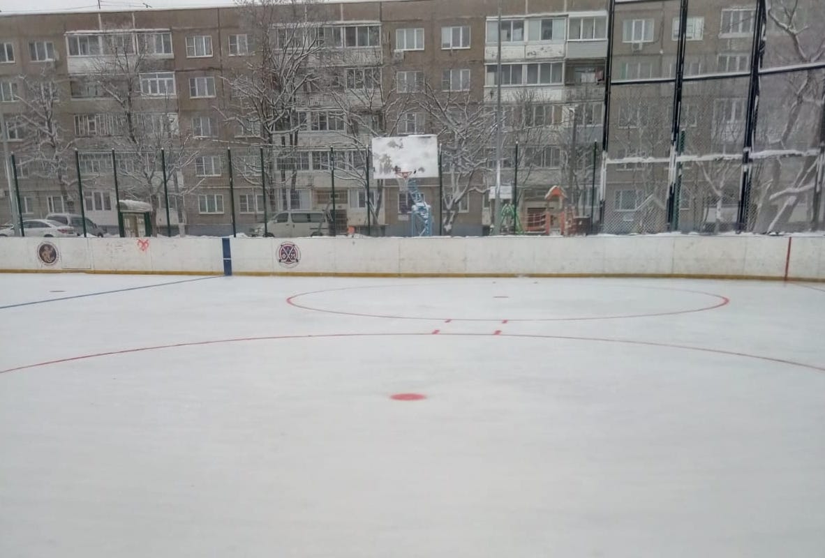 Лед на хоккейной коробке подготовили в Кленовском