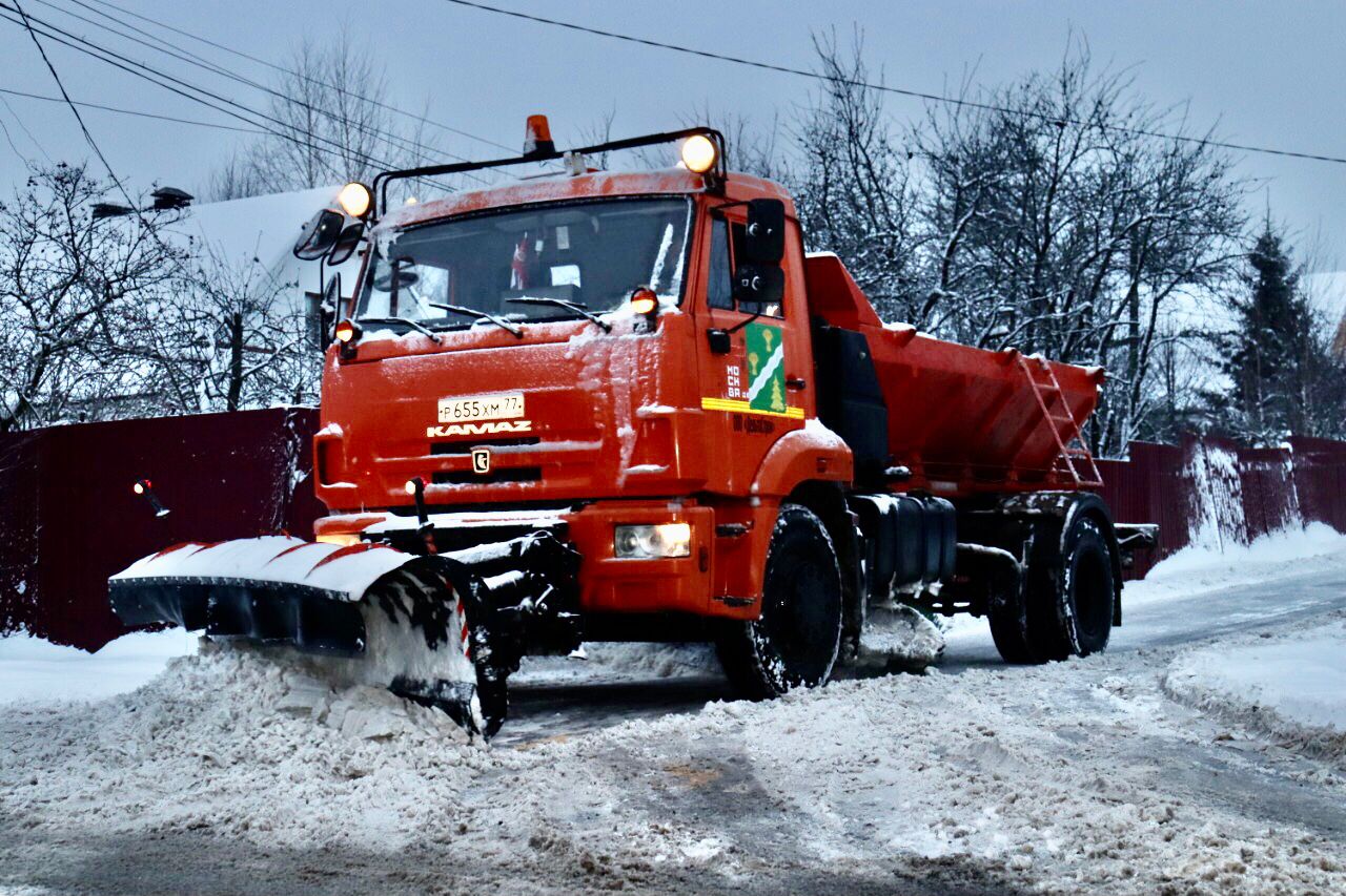 Сотрудники жилищно-коммунальных служб поселения Первомайское начали работы по ликвидации последствий снегопада
