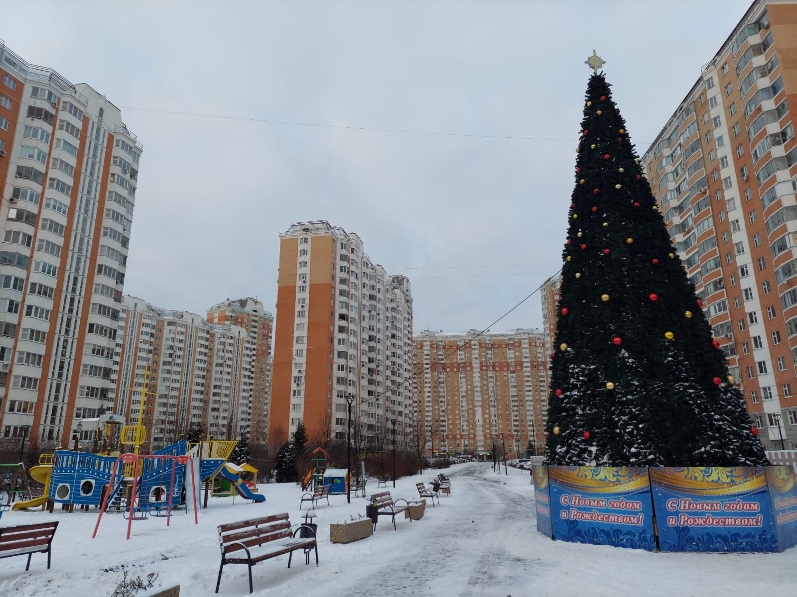 Работы по установке новогодних елей провели в Московском