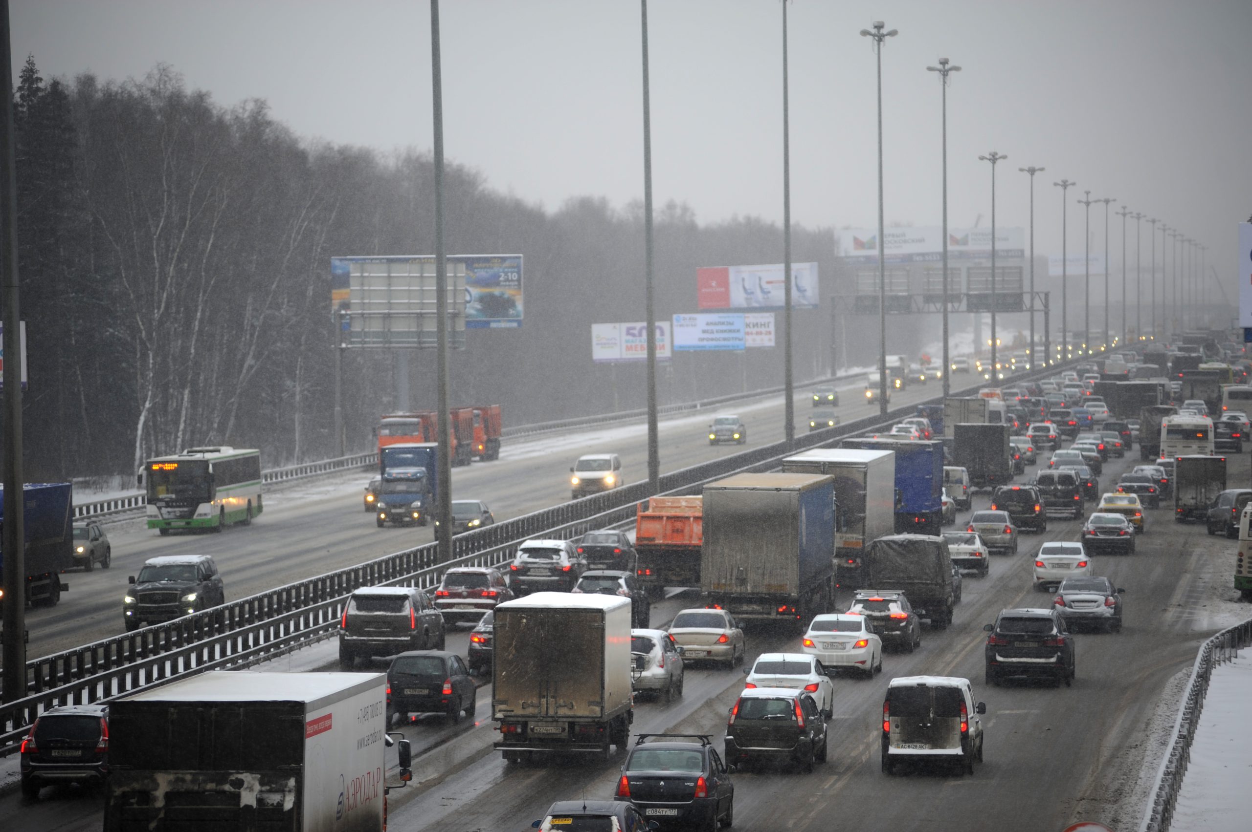 Движение на Киевском шоссе временно ограничили