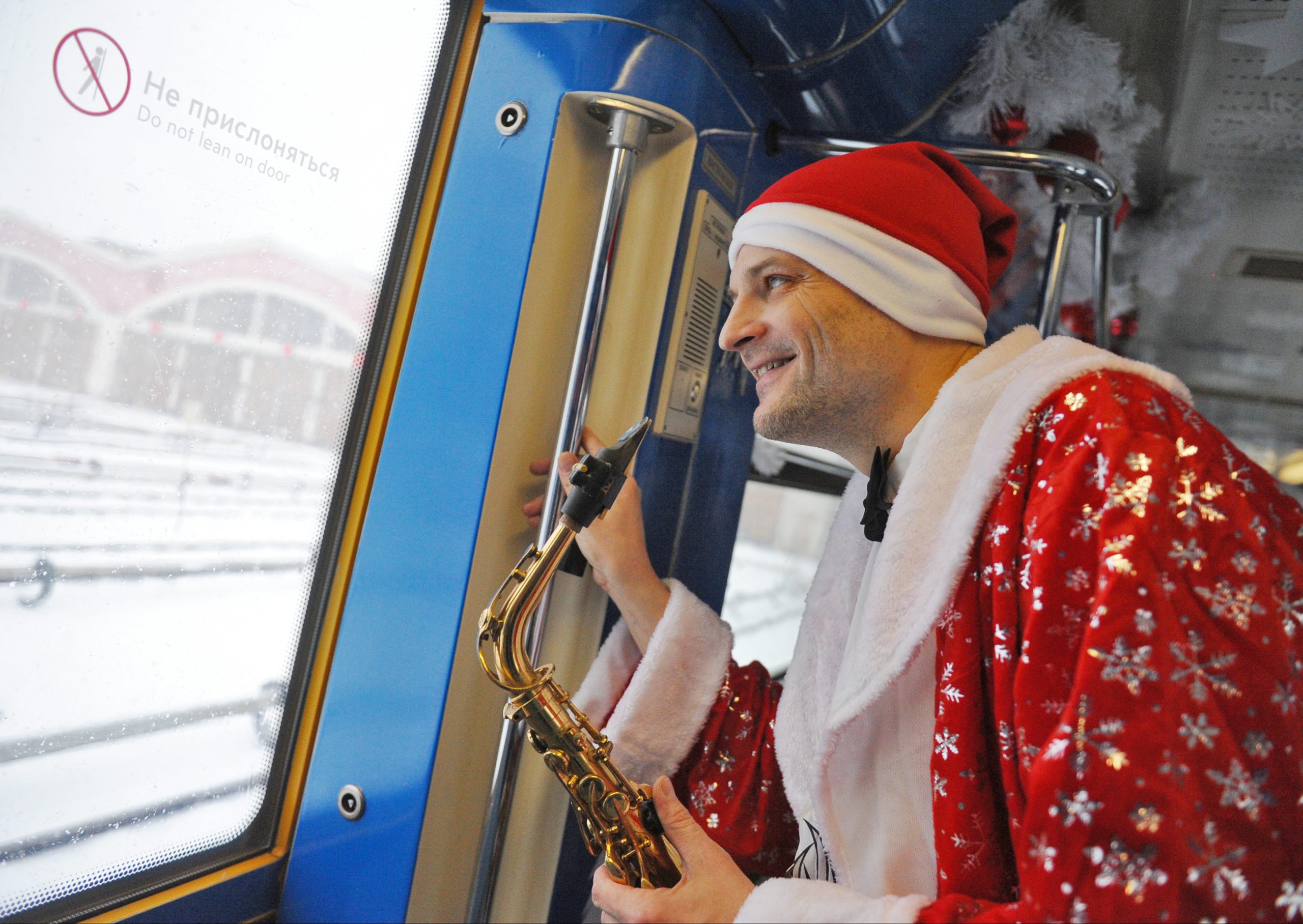 Разукрашенные 30 новогодних поездов начнут ездить по шести линиям московского метро