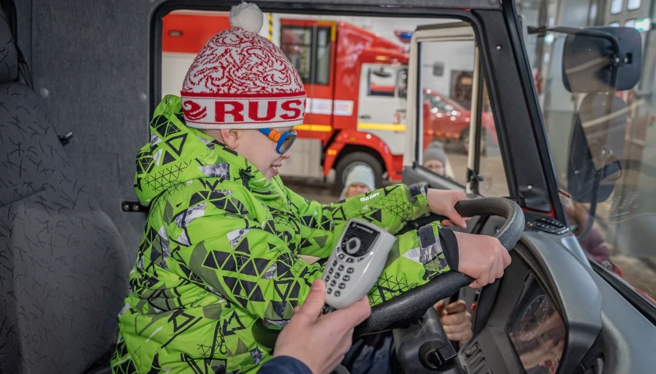 Столичные пожарные воплотили в жизнь новогоднюю мечту мальчика Петра
