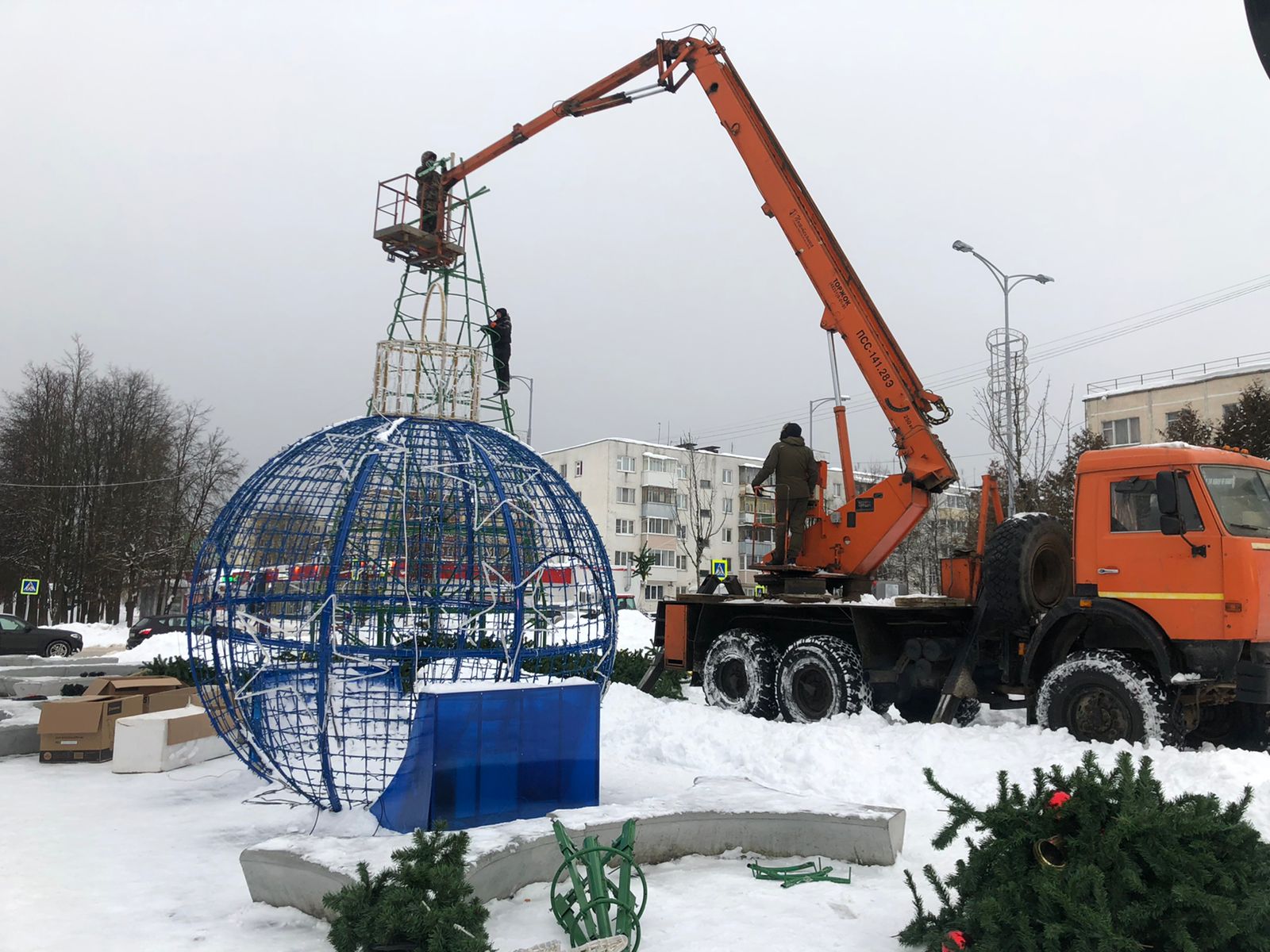Демонтаж елок продолжили в поселении Вороновское