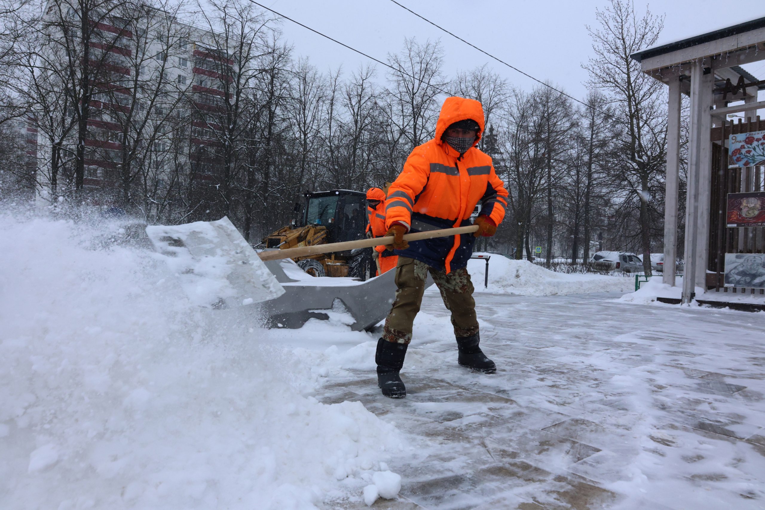 Работы по уборке снега продолжили в Филимонковском