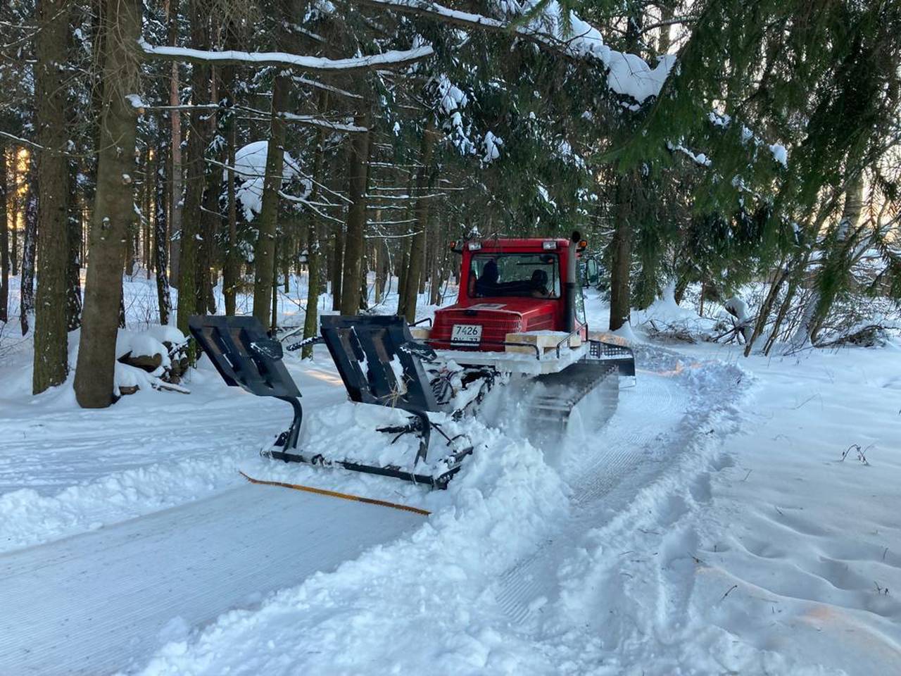 Специалисты укатали лыжню ратраком в Десеновском