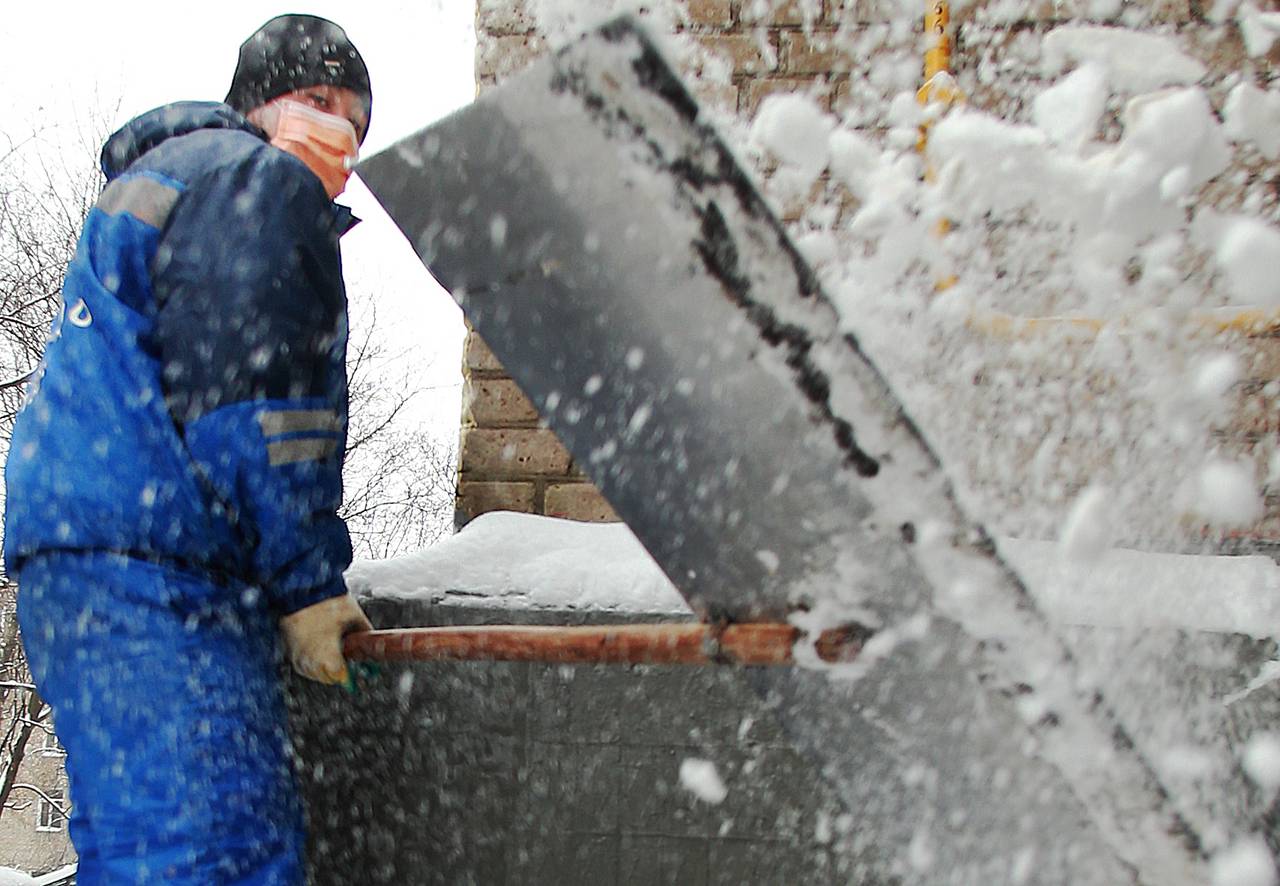 Уборку объектов торговли и услуг от последствий снегопада провели на территории поселения Михайлово-Ярцевское