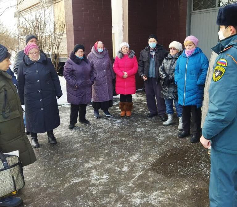 Встречу с жителями поселения Десеновское провели сотрудники регионального отдела надзорной деятельности и профилактической работы по ТиНАО
