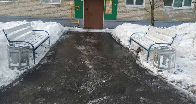 Уборку входных групп жилых домов провели в поселении Михайлово-Ярцевское