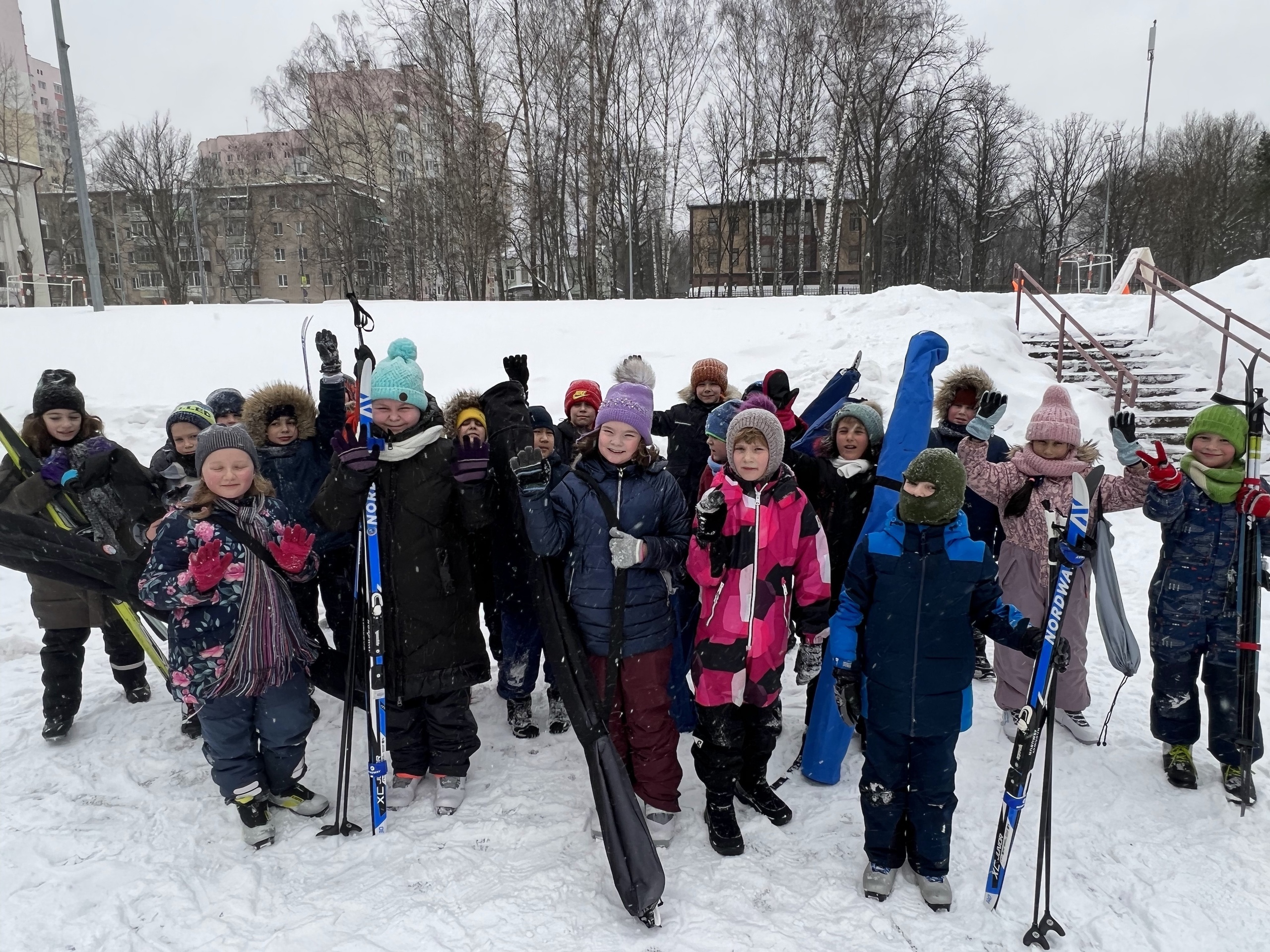 Ученики начальных классов школы №2094 поселения Мосрентген начали тренировки по лыжной подготовке