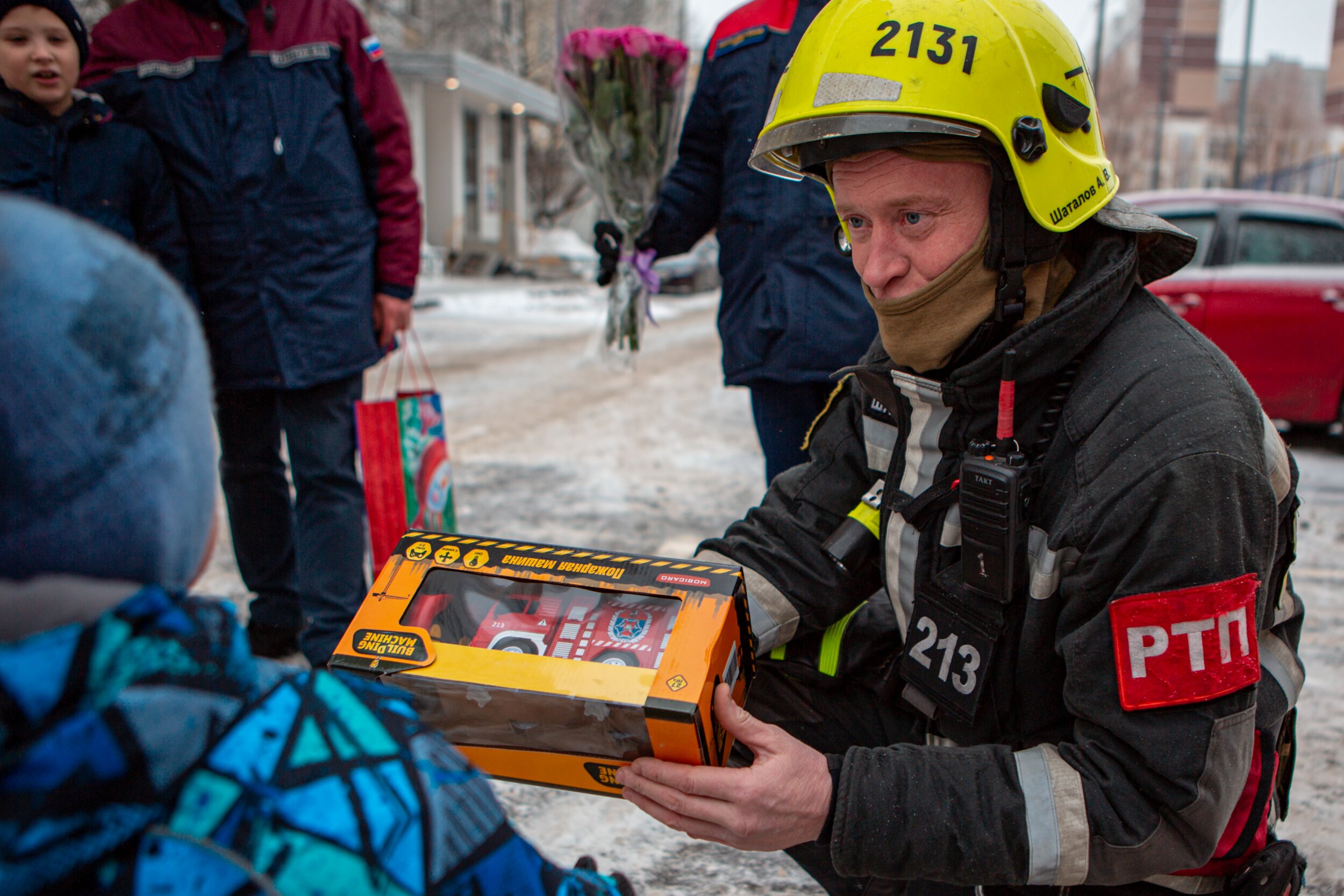 Московские пожарные и спасатели исполнили новогоднее желание мальчика