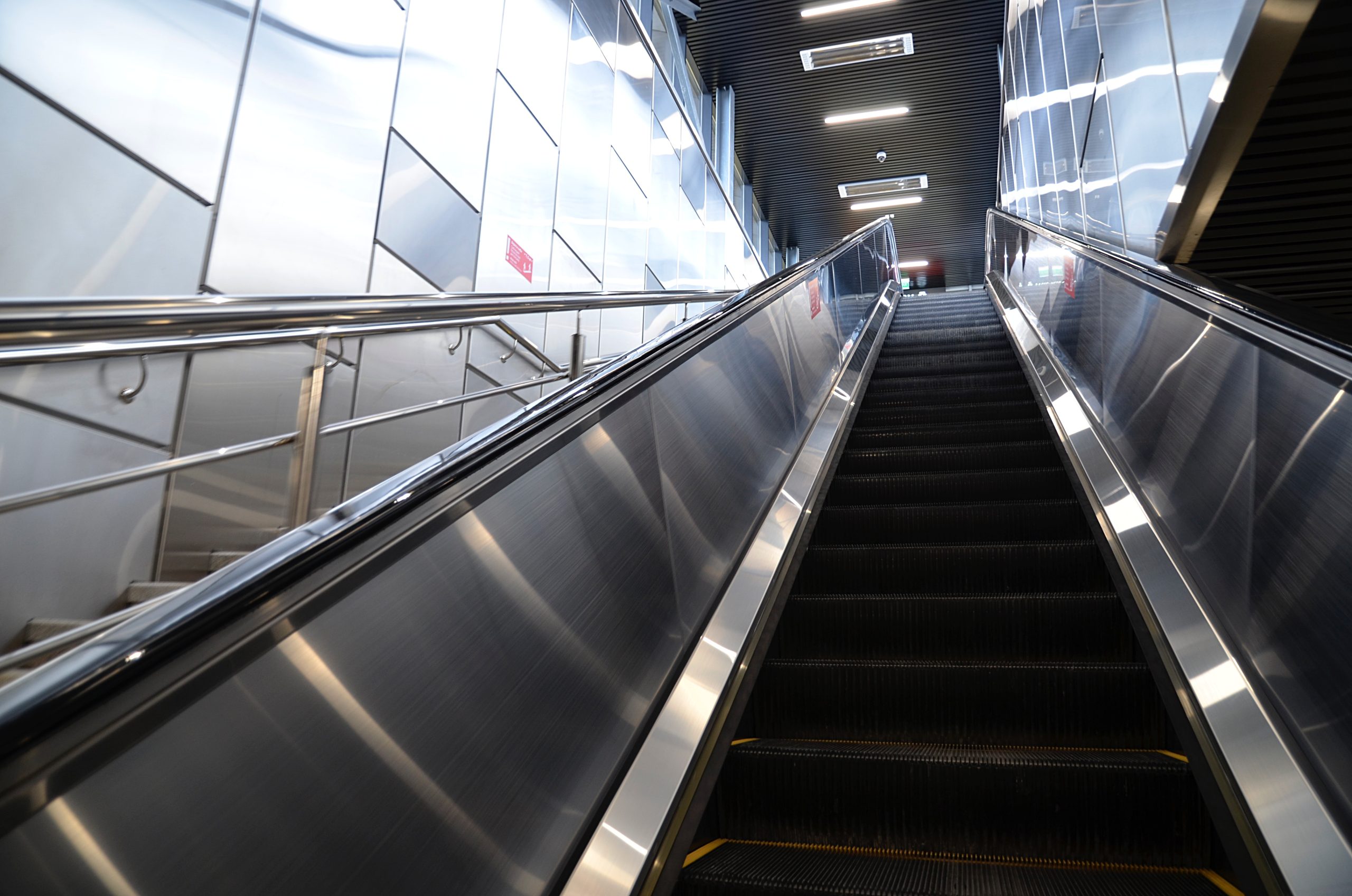 Более 140 эскалаторов московского метро обновили в 2021 году
