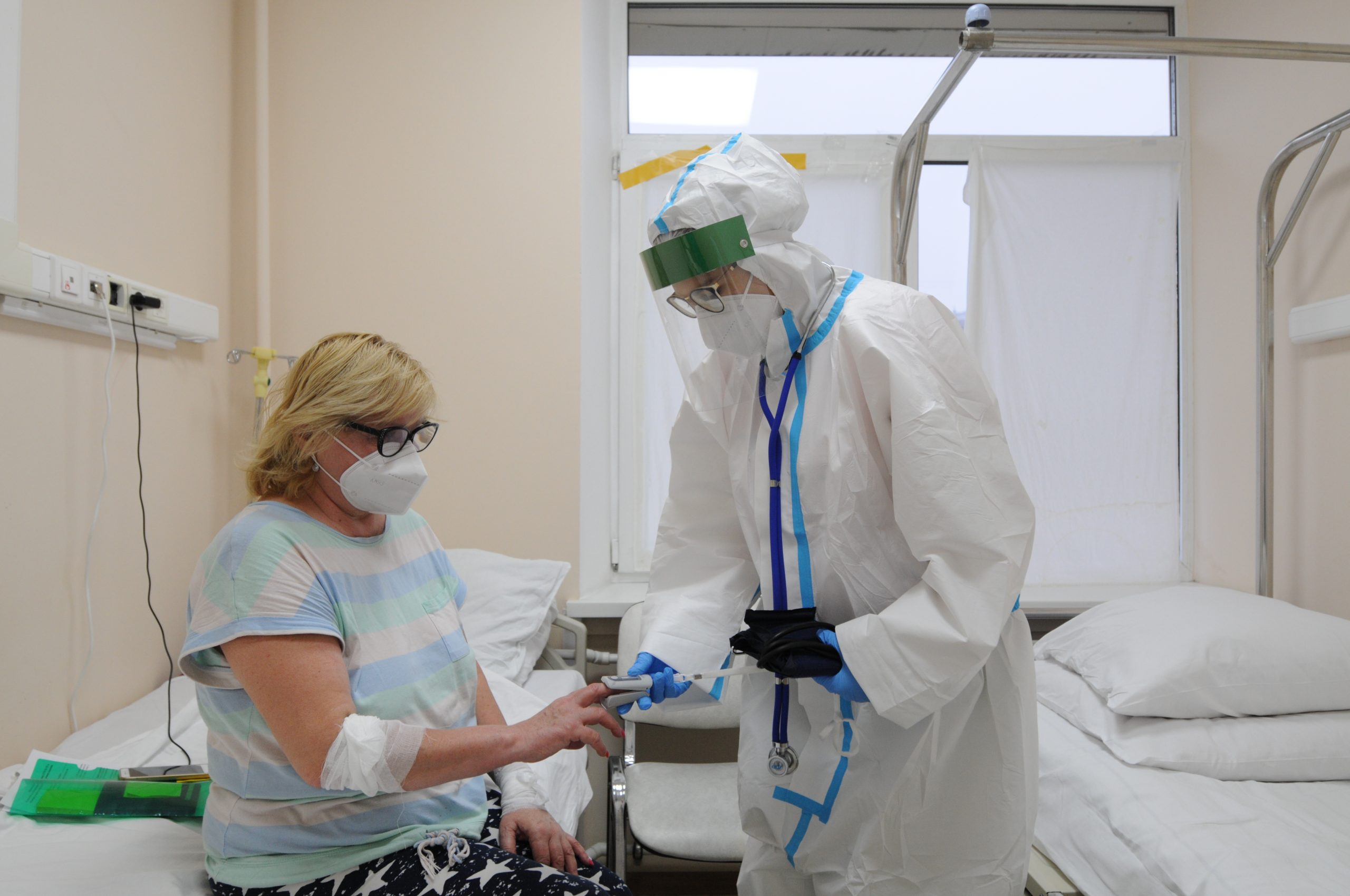 Случаи госпитализации в связи с коронавирусом в количестве 14 046 установили за сутки в России