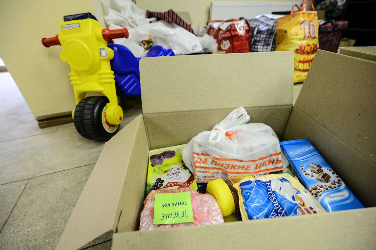Торговые сети в Москве присоединились к сбору товаров и продуктов для беженцев из Донбасса