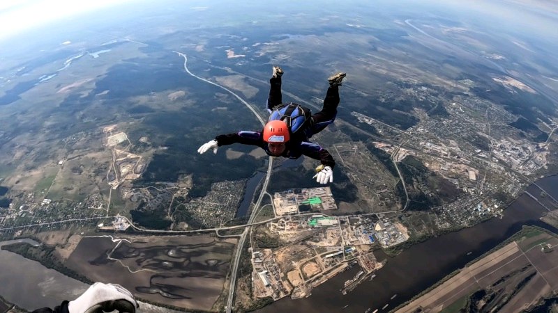 Спасатели-десантники Центра «Лидер» поселения Мосрентген прошли обучение по парашютным прыжкам