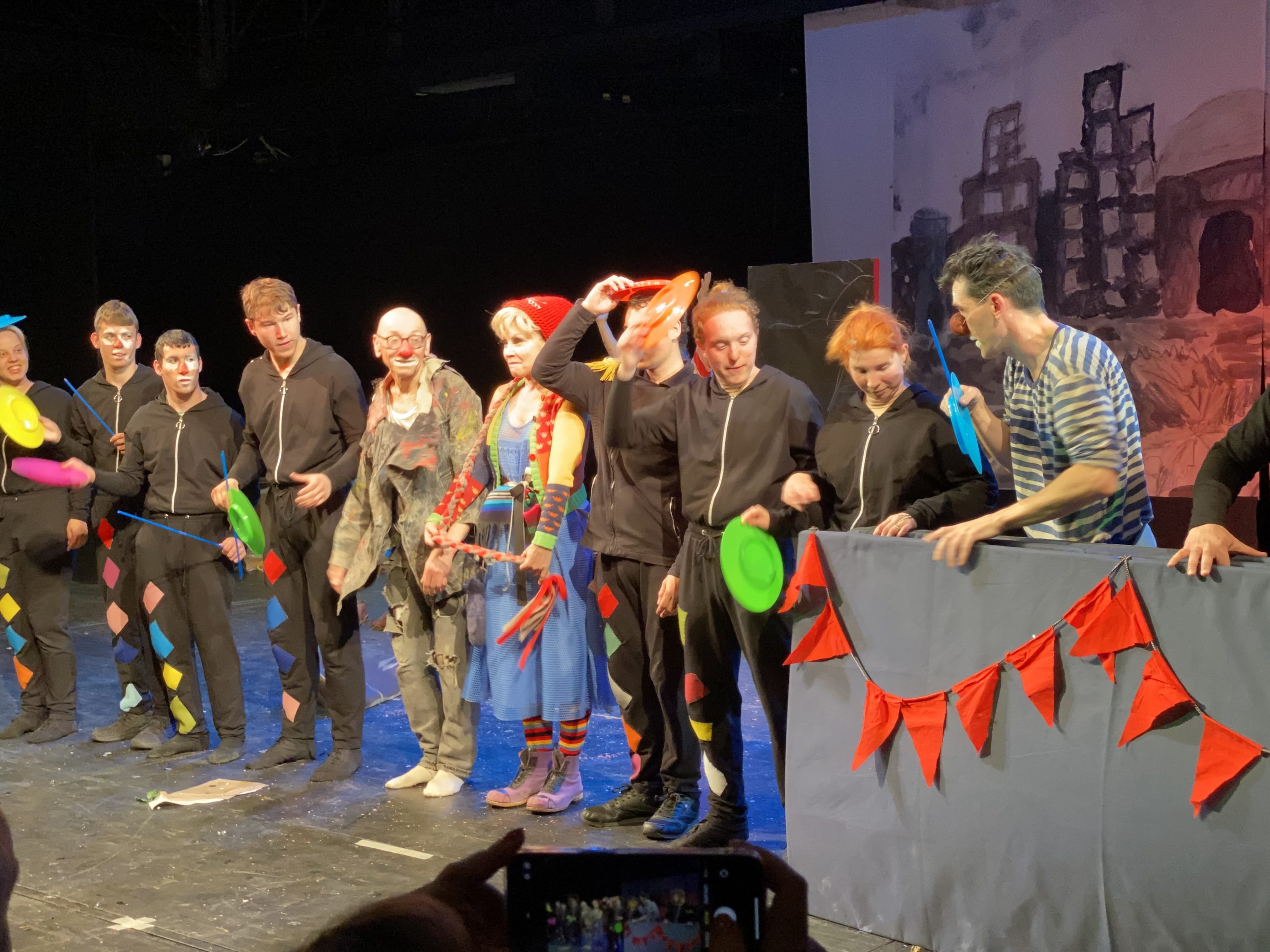 Воспитанники Филимонковского детдома выступили на сцене «Современника» со спектаклем «Цирк»