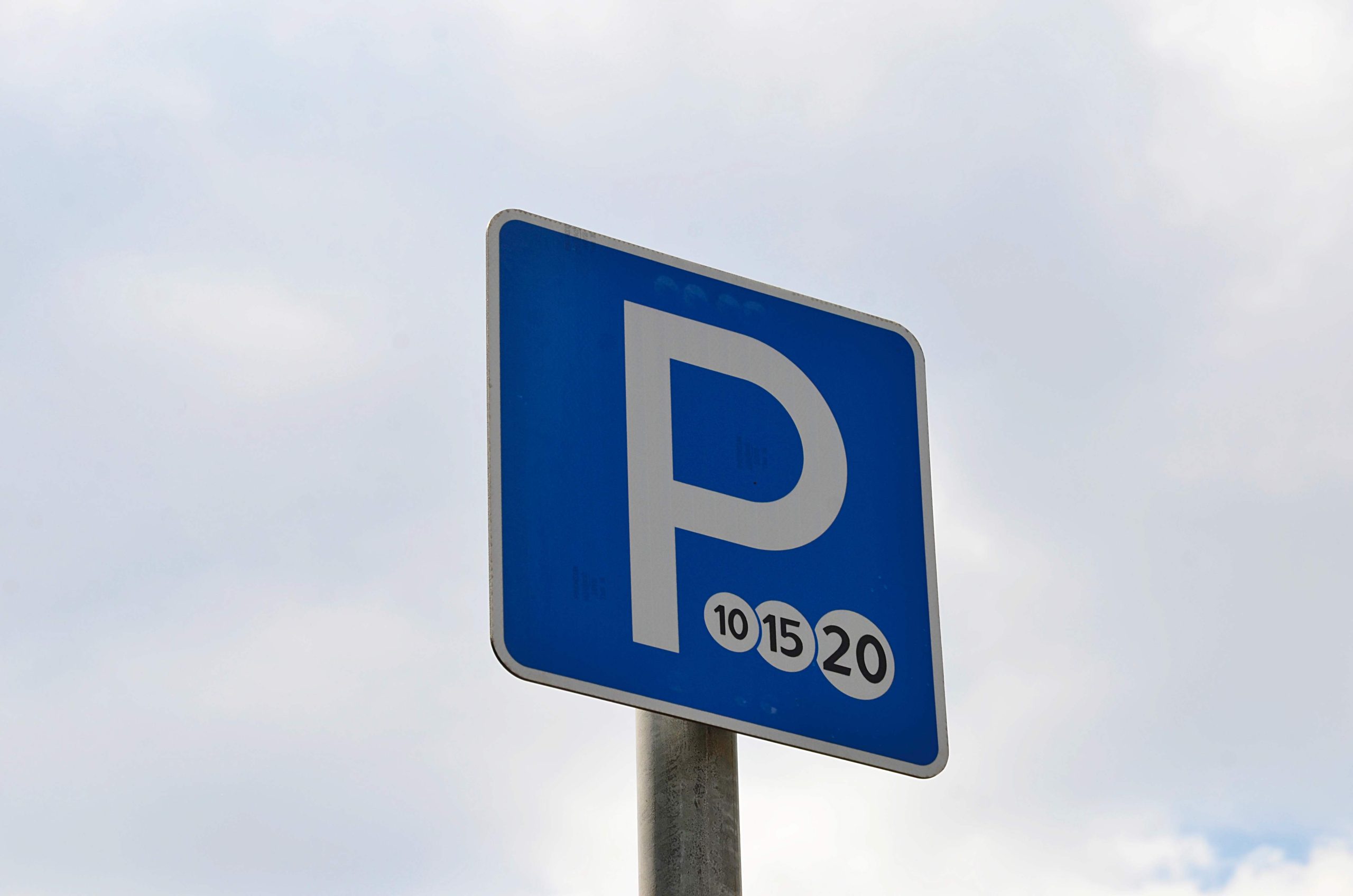 Парковки столицы сделают бесплатными во время праздничных выходных