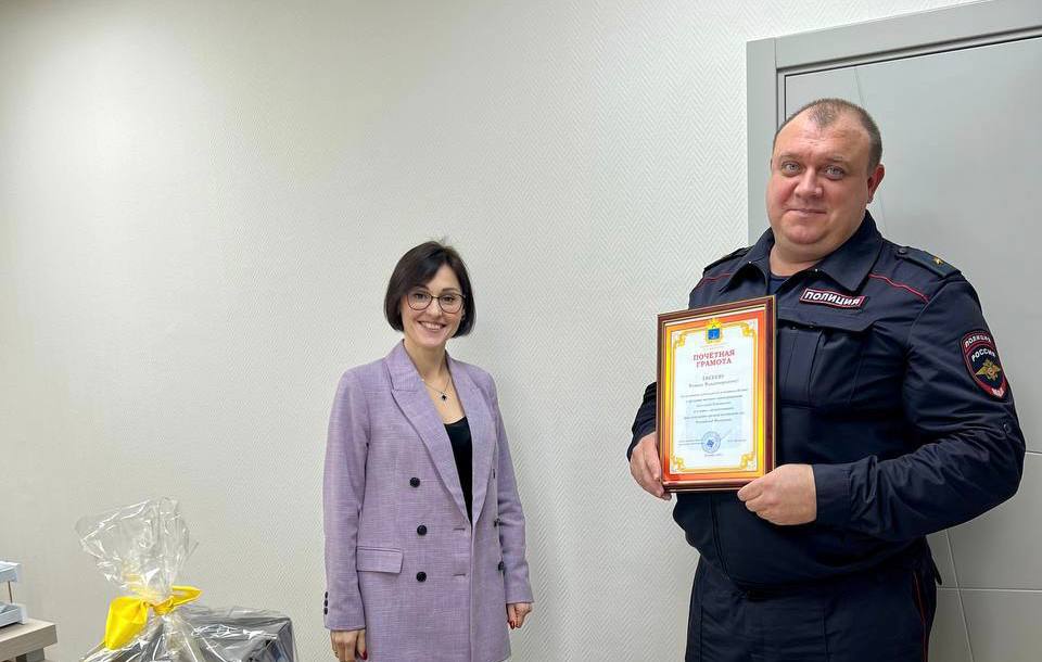 Глава администрации поселения Кокошкино поздравила сотрудников участкового пункта полиции №1