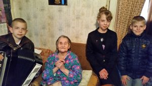 2017 год. Алеша, ветеран-связистка Савватеева К.Ф., Алена и Даня (слева направо). Фото: личный архив