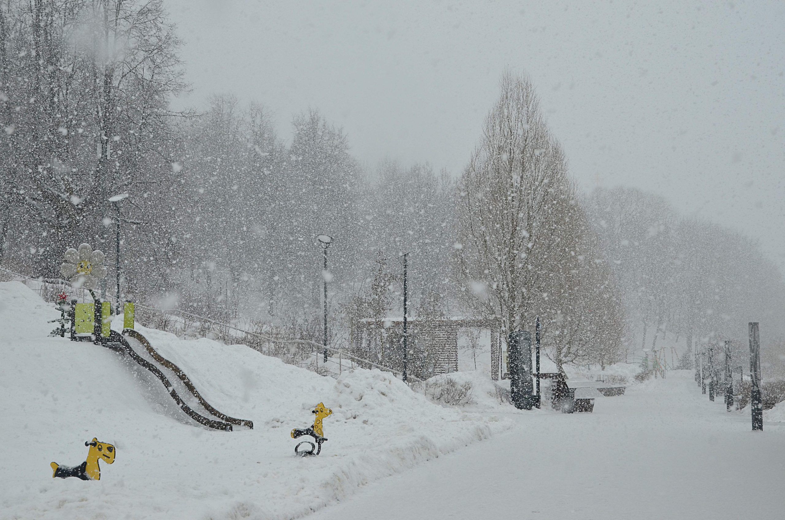 Синоптики спрогнозировали снежную и облачную погоду в столице в пятницу